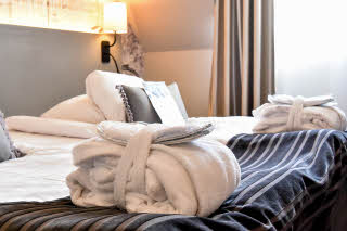 Foto: Wayne Photography
Albinsrogatan 53, 214 67 Malmö
0701-902409
alex@wayne.nu Bathrobe on bed